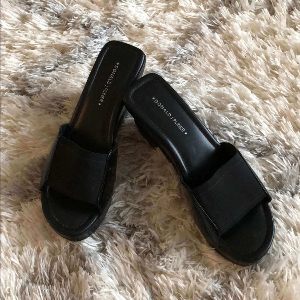 Donald J Pliner black wedges